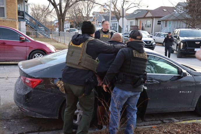 Archivo - Arquivo - 26 de janeiro de 2025, Chicago, Illinois, Estados Unidos: Agentes federais prendem um migrante ilegal durante uma operação de fiscalização direcionada, em 26 de janeiro de 2025, em Chicago, Illinois.