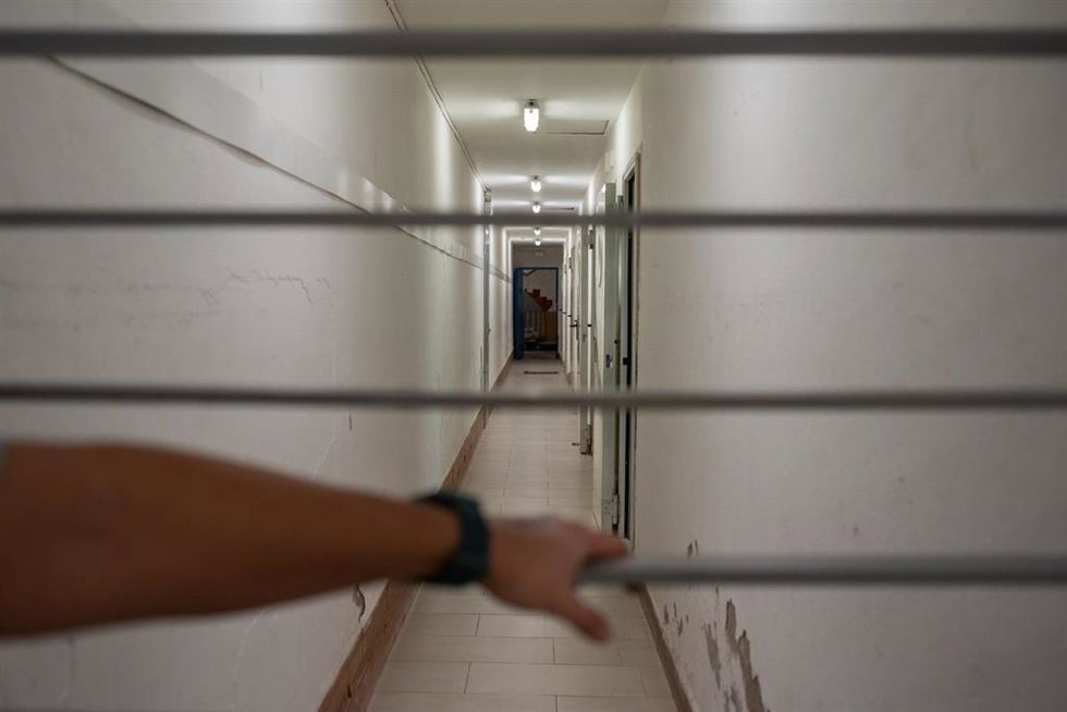 Archivo - Detalle de una mano en las rejas de la cárcel de mujeres de Wad-Ras, a 16 de noviembre de 2023, en Barcelona, Catalunya (España). Imagen de archivo.