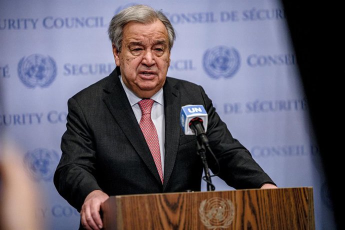 28 de fevereiro de 2025, EUA, Nova York: O Secretário-Geral da ONU, Antonio Guterres, informa a imprensa na reunião do Conselho de Segurança sobre a situação financeira da ajuda e assistência devido aos cortes e redução dos EUA, bem como a reabilitação em