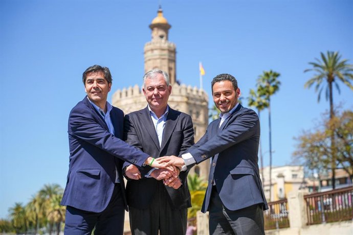 Sanz escenifica la paz entre el Real Betis y el Sevilla FC en la previa del derbi a los pies de la Torre del Oro.
