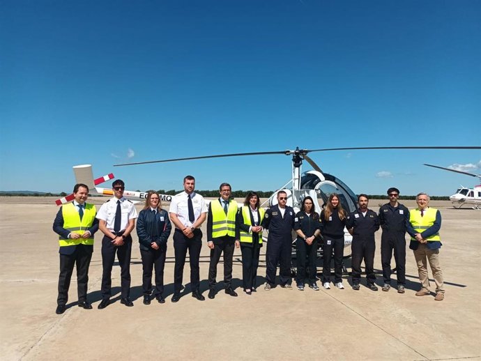 Paradela (5º izda.), junto al resto de autoridades, directivos de Pegasus y alumnos del Curso de Piloto Comercial de Helicópteros.
