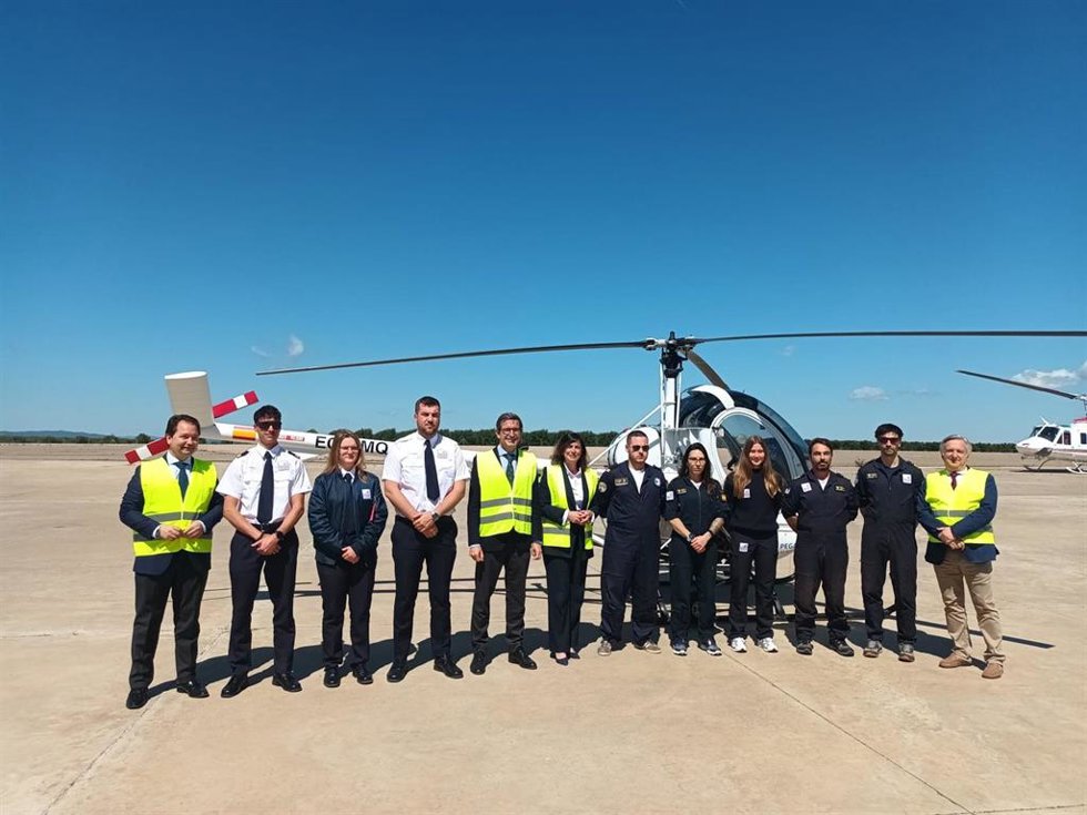 Paradela (5 izda.), junto al resto de autoridades, directivos de Pegasus y alumnos del Curso de Piloto Comercial de Helicópteros.