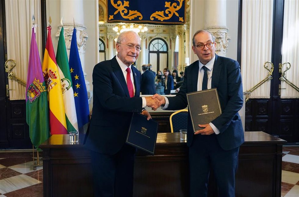(I) El aclade de Málaga, Francisco de la Torre, y (D) el presidente del Centre Pompidou, Laurent Lebon, realizan el intercambio del convenio para la renovación del Centre Pompidou Málaga hasta 2035.