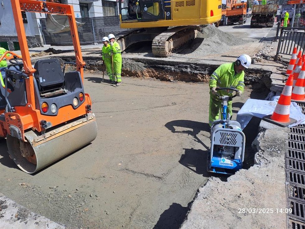 Imagen de las obras de reparación del socavón en la N-6 en San Rafael