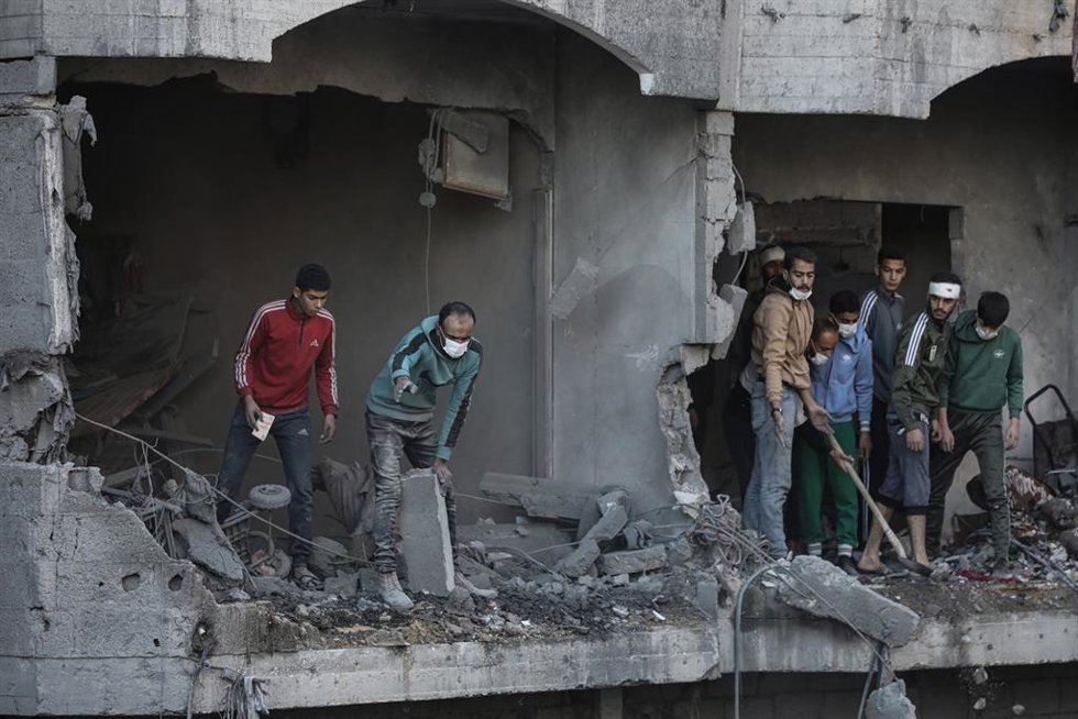 Archivo - Imagen de archivo de varios palestinos tras un bombardeo del Ejército de Israel contra la Franja de Gaza. 
