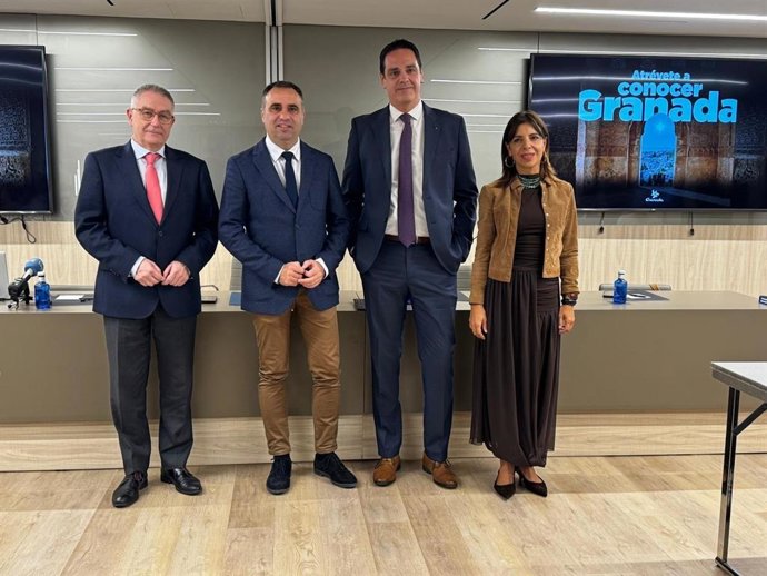 El presidente de la Diputación de Granada, Francis Rodríguez (2i), con turoperadores