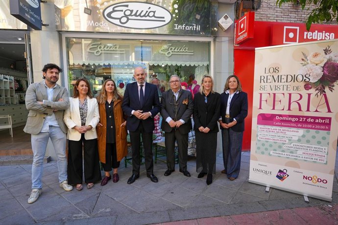 Manuel Alés, en el centro, en la presentación de una campaña de apoyo al comercio de proximidad mediante el primer mercadillo 'Los Remedios se viste de feria'.