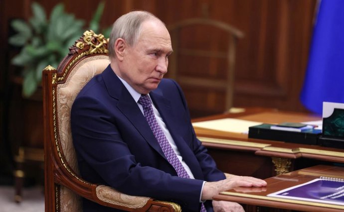 24 de março de 2025, Moscou, Oblast de Moscou, Rússia: O presidente russo, Vladimir Putin, ouve o governador do Território de Krasnodar, Veniamin Kondratyev, relatar o progresso na região durante uma reunião presencial no Kremlin, em 24 de março de 2025, 