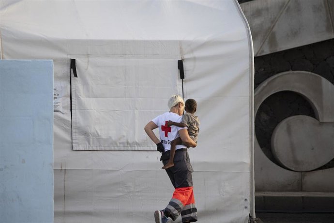 Archivo - Una persona de la Cruz Roja sostiene a un menor, en el Puerto de la Restinga, a 28 de noviembre de 2024, en El Hierro, Santa Cruz de Tenerife, Tenerife, Canarias (España).