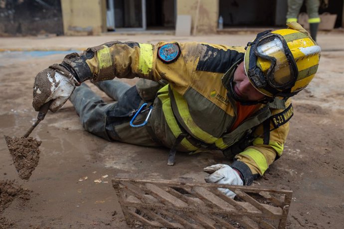 Archivo - Arxiu - Un bomber fotestal d'Aragó trau fang d'un embornal en la zona afectades per la DANA, a 15 de novembre del 2024, a València, Comunitat Valenciana (Espanya).