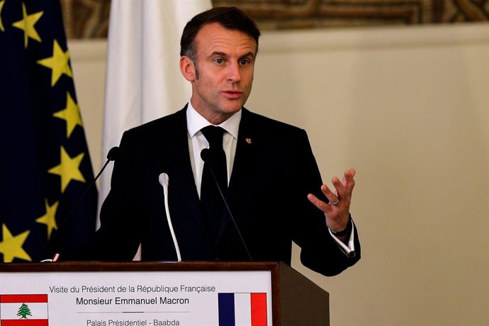 Archivo - Arquivo - 17 de janeiro de 2025, Líbano, Baabda: O presidente francês Emmanuel Macron (dir.) fala durante uma coletiva de imprensa conjunta com o presidente libanês Joseph Aoun (não retratado) no Palácio Baabda. Macron chegou ao Líbano para ajud