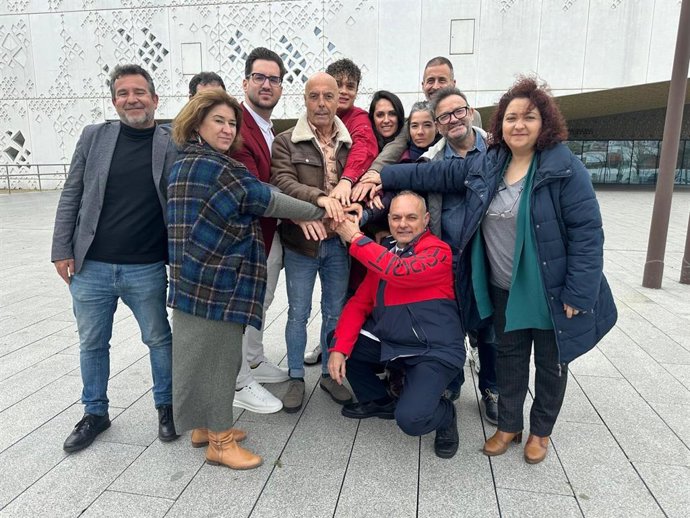 Ediles del PSOE y Hacemos Córdoba al presentar la denuncia ante la Fiscalía contra la campaña 'La mujer nace o se hace', junto a representantes de distintos colectivos.