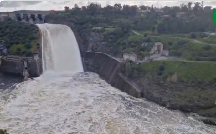 Presa de Alcántara desembalsando