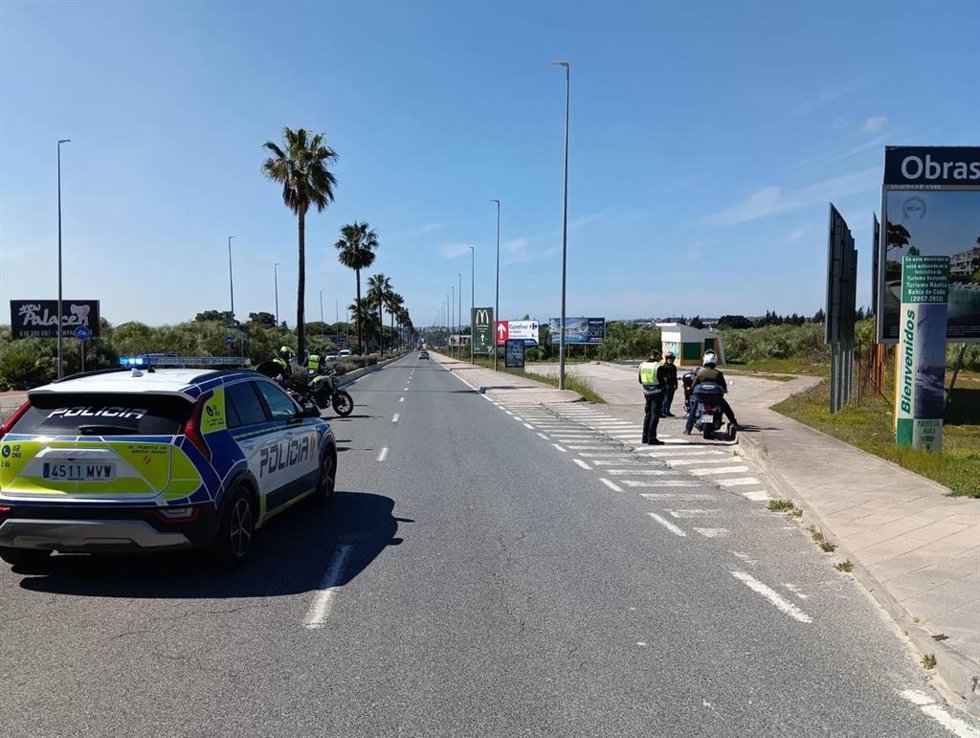 Efectivos de la Policía Local de El Puerto de Santa María (Cádiz) en un control para evitar concentraciones de motoristas.
