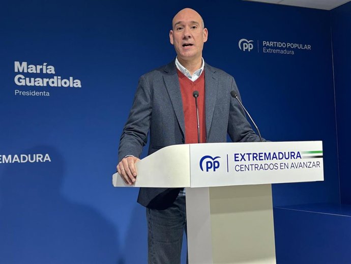 El portavoz del PP de Extremadura, José Ángel Sánchez Juliá, en rueda de prensa