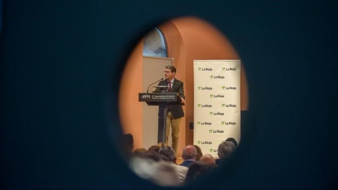 El presidente del Gobierno de La Rioja, Gonzalo Capellán, junto al consejero de Educación y Empleo, Alberto Galiana, participa en el acto de homenaje a los docentes jubilados recientemente