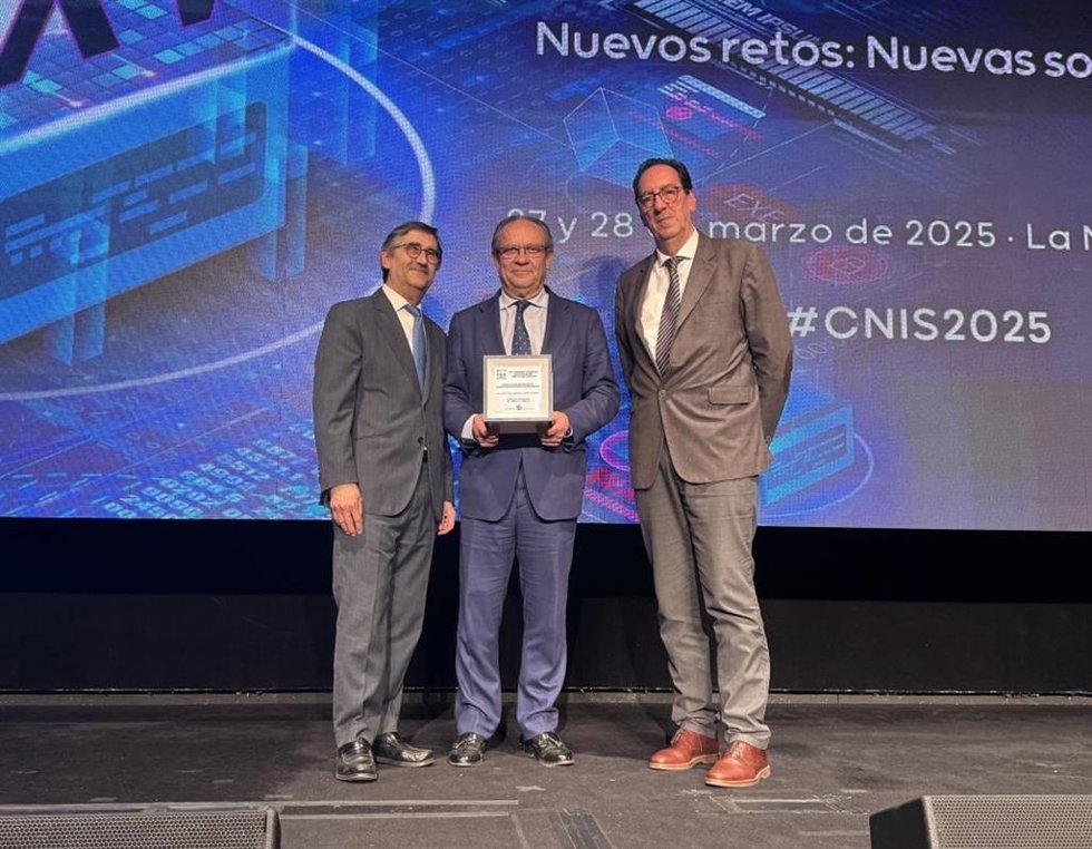 El consejero de Hacienda, Administraciones Públicas y Transformación Digital de C-LM, Juan Alfonso Ruiz Molina, recibiendo el premio de CNIS 2025 por el proyecto de la Adminsitración autonómica de innovación en la gestión y control del gasto.