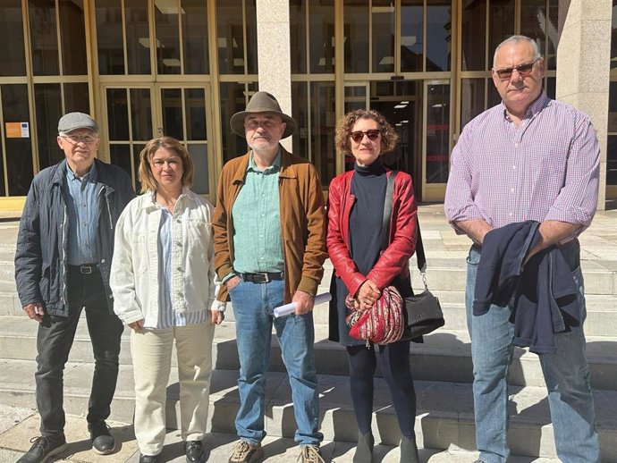 Luis Naranjo (centro) e Irene Ruiz (2ª izda.), junto a integrantes del Foro por la Memoria de Córdoba.