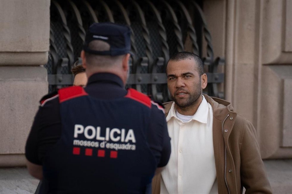 Archivo - El exfutbolista Dani Alves y su abogada, Inés Guardiola, a su llegada a la Audiencia de Barcelona, a 28 de marzo de 2024, en Barcelona, Catalunya (España).