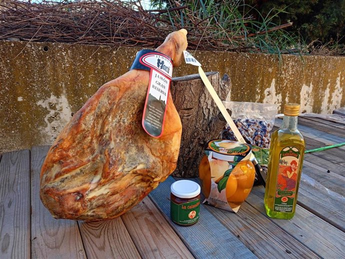 El kit de supervivencia enviado a Ursula von der Leyen incluye un jamón de Teruel, melocotón de Calanda y aceite de oliva.