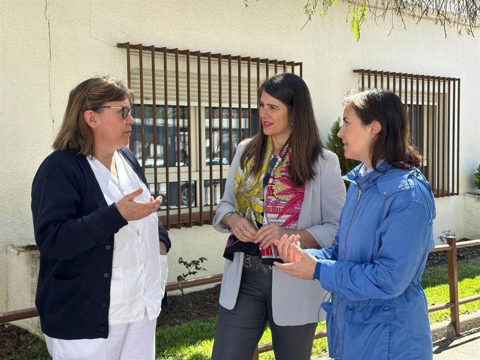 La senadora del PP Cristina Casanueva y la secretaria general del PP cordobés, Araceli Cabello, en el CAMF de Pozoblanco.