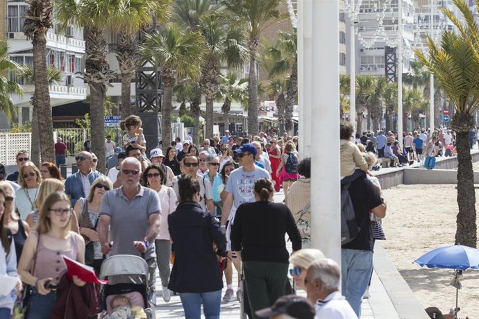 Archivo - El paseo marítimo de Benidorm, Alicante, lleno de turistas en una imagen de archivo.