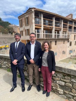 El ministro Ernest Urtasun; la consellera Sònia Hernández, y el alcalde de Vic, Albert Castells, este viernes durante la visita