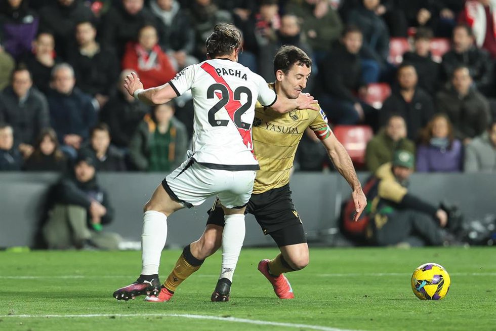 Alfonso "Pacha" Espino (Rayo Vallecano) y Mikel Oyarzabal (Real Sociedad) durante un partido de Liga.