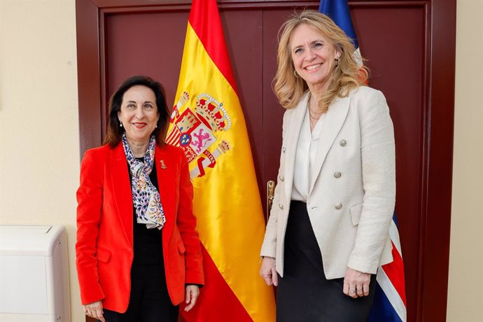 La ministra de Defensa, Margarita Robles, y la ministra de Asuntos Exteriores y Defensa de la República de Islandia, Thorgerour Katrín Gunnarsdotti, el 28 de marzo de 2025, en la Base Aérea de Torrejón de Ardoz (Madrid).