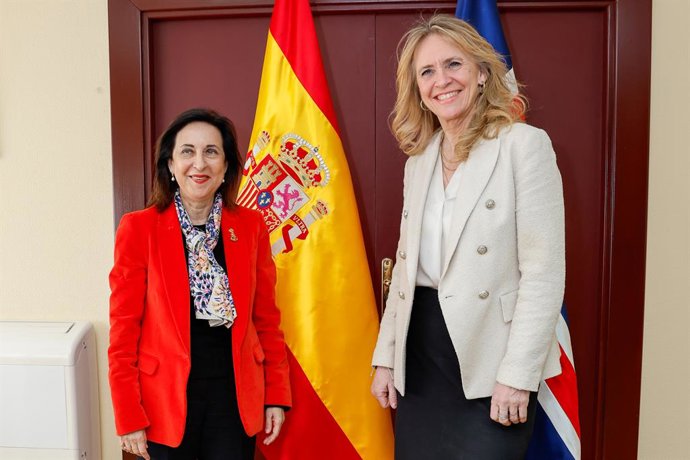 A Ministra da Defesa, Margarita Robles, e a Ministra das Relações Exteriores e da Defesa da República da Islândia, Thorgerour Katrín Gunnarsdotti, em 28 de março de 2025, na Base Aérea de Torrejón de Ardoz (Madri).