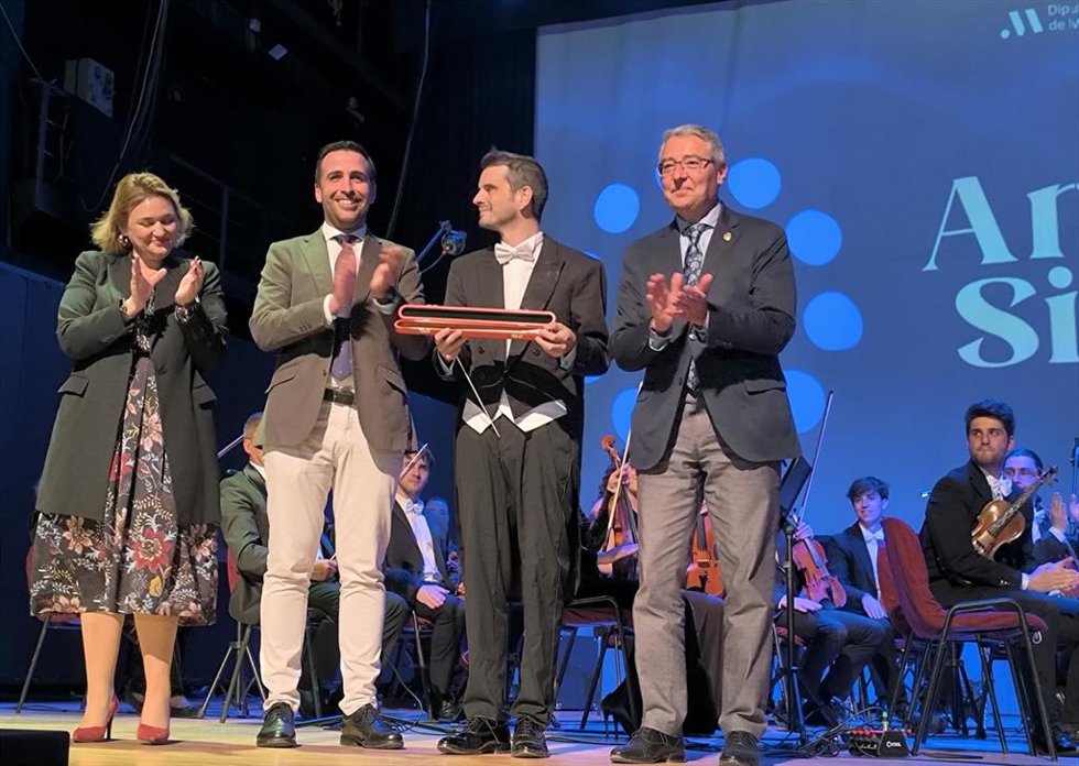 La Diputación de Málaga reúne en Torremolinos a 1.700 mayores de 40 municipios para un concierto de copla y zarzuela.