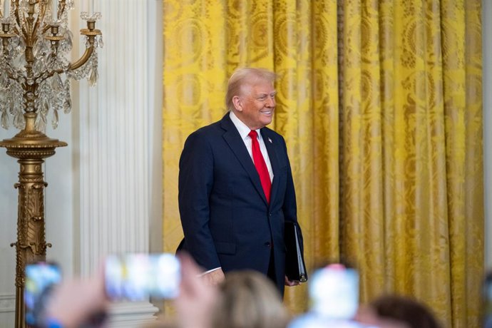 26 de março de 2025, EUA, Washington: O presidente dos EUA, Donald Trump, sobe ao palco durante uma recepção em comemoração ao Mês da História da Mulher no Salão Leste da Casa Branca. Foto: Casa Branca/ZUMA Press Wire/dpa