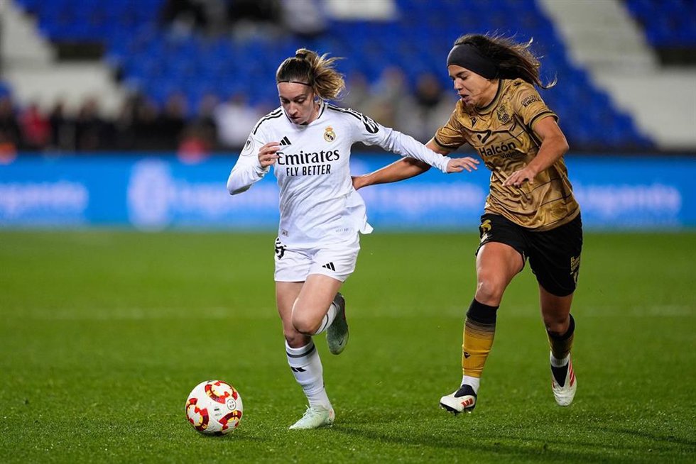 Archivo - Eva Navarro y Andreia Jacinto pugnan por un balón en el Real Madrid-Real Sociedad de la Supercopa de España 2025
