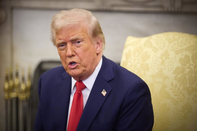 28 de fevereiro de 2025, Washington, Dc, Estados Unidos: O presidente dos EUA, Donald Trump, faz comentários durante uma reunião bilateral muito tensa com o presidente ucraniano Volodymyr Zelenskyy, no Salão Oval da Casa Branca, em 28 de fevereiro de 2025