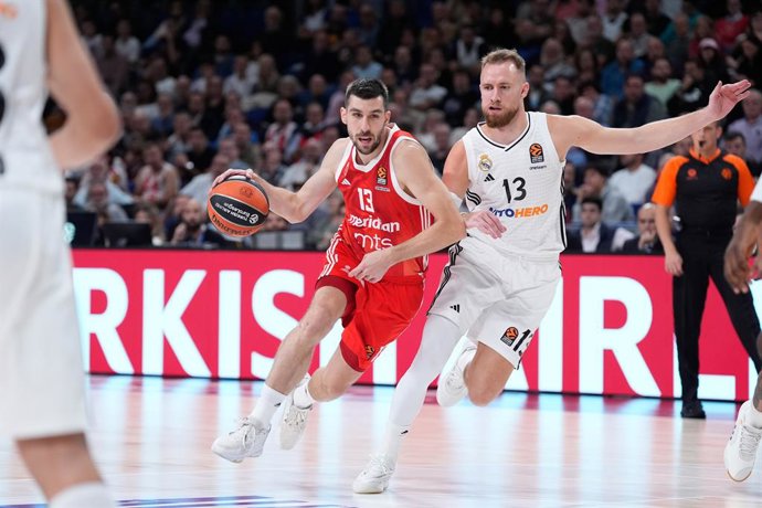 Archivo - Ognjen Dobric, do Crvena Zvezda, e Dzanan Musa, do Real Madrid, em ação durante a partida de basquete da quinta rodada da Turkish Airlines EuroLeague, temporada regular, disputada entre Real Madrid Baloncesto e Crvena Zvezda Meridianbet Belgrade