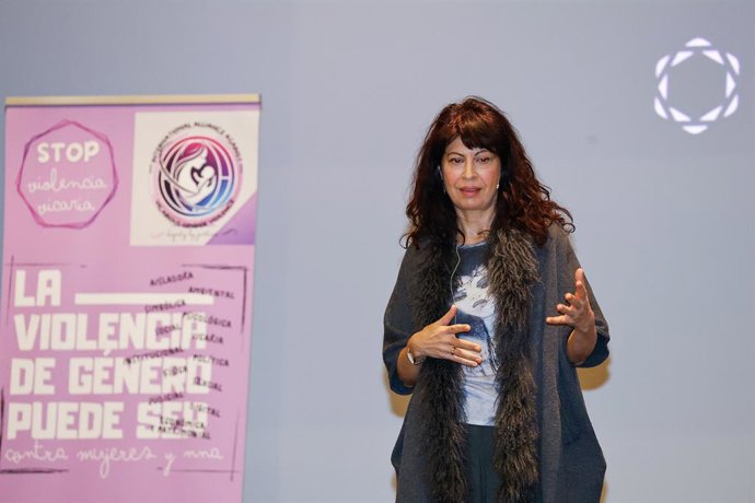 La ministra de Igualdad, Ana Redondo, durante la inauguración de las jornadas ‘Stop violencia vicaria’, en la Universidad Isabel I, a 21 de marzo de 2025, en Burgos, Castilla y León (España). La Universidad Isabel I ha organizado el encuentro, que reúne a