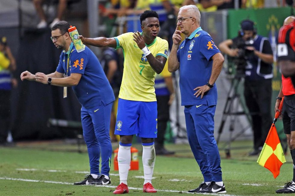 Dorival Júnior, hablando con Vinícius Júnior en un partido de la selección brasileña.