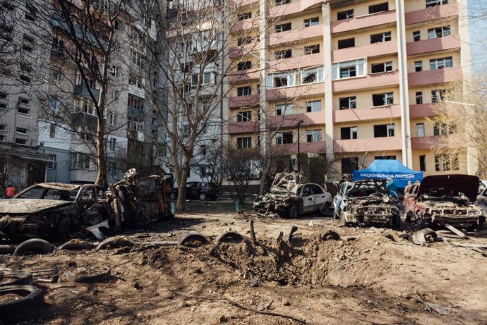 27 de março de 2025, Dnipro, Dnipropetrovsk Oblast, Ucrânia: Cratera no local do ataque de drone que atingiu o pátio de um prédio residencial ontem em Dnipro.
