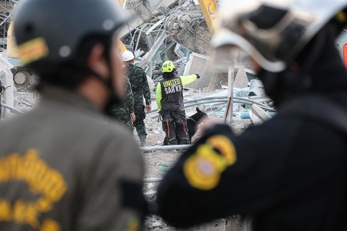 28 de março de 2025, Bangcoc, Tailândia: Depois que o Departamento Meteorológico da Tailândia relatou um terremoto de 8,2 graus na escala Richter a uma profundidade de 10 quilômetros em Mandalay, Myanmar, a capital da Tailândia, Bangcoc, sentiu os tremore