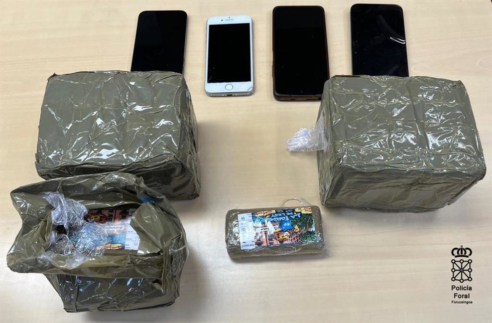 Droga y teléfonos incautados a los detenidos en Pamplona