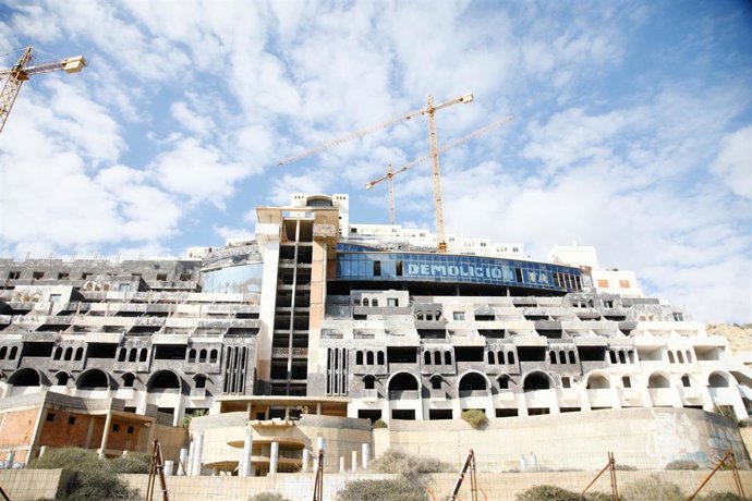 Archivo - Vista general del hotel situado en el paraje de El Algarrobico, en Carboneras (Almería).