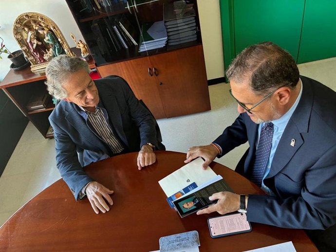 El delegado de Desarrollo Educativo y FP, Francisco Alonso Martínez, junto al Inspector de Educación de Almería Francisco Javier Parra Viúdez.