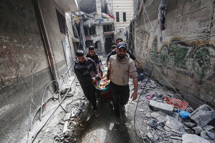 28 de maro de 2025, Cidade de Gaza, Faixa de Gaza, Território Palestino: Corpos de palestinos so retirados dos escombros enquanto a defesa civil e as equipes de busca e resgate dos moradores trabalham entre os escombros da casa da família Awad, no bai