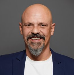 Archivo - Retrato del escritor César Pérez Gellida , ganador de la 80 edición del Premio Nadal 2024.