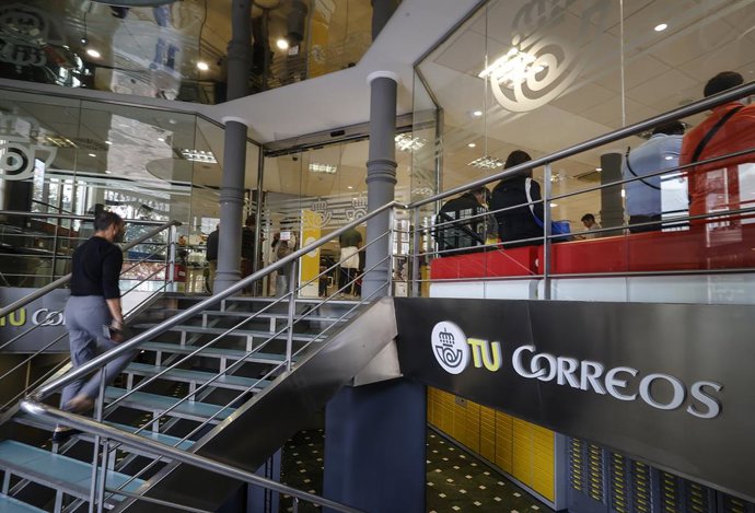 Archivo - Arquivo - Entrada de um escritório dos Correos, 23 de outubro de 2023, em Valência, Comunidade Valenciana (Espanha). Hoje é o início do trabalho de 7.757 pessoas que receberam cargos operacionais permanentes em todas as províncias da Espanha par