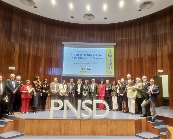 Foto de familia de la recepción del reconocimiento del Plan Nacional Sobre Drogas.