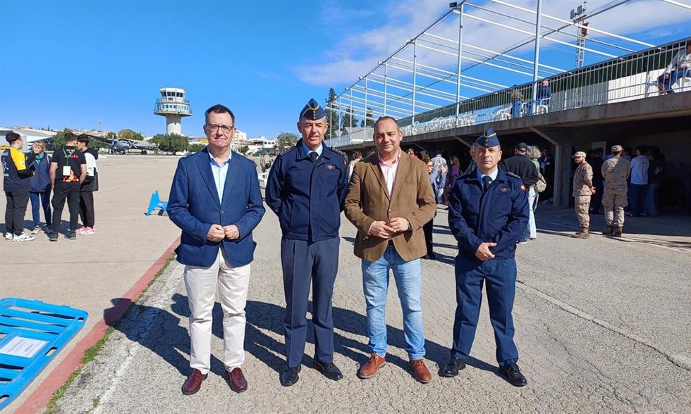 El director general de Universidades e Investigación, Antonio Caballero, acompañado por el coronel jefe de la Base Aérea de Alcantarilla, coronel Alberto José Lens, asiste a la celebración del IV Cansat Región de Murcia 2025