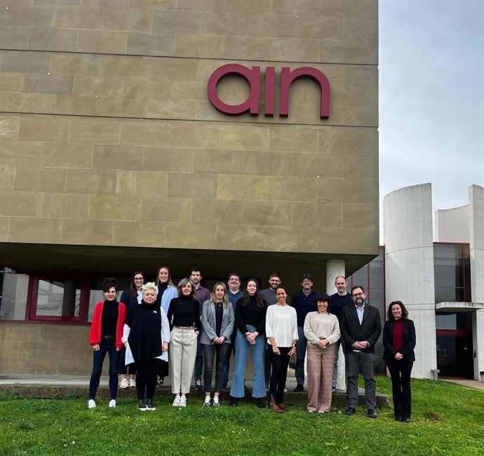 Integrantes del consorcio que ha desarrollado el proyecto CIRFOOD, tras su presentación en AIN.