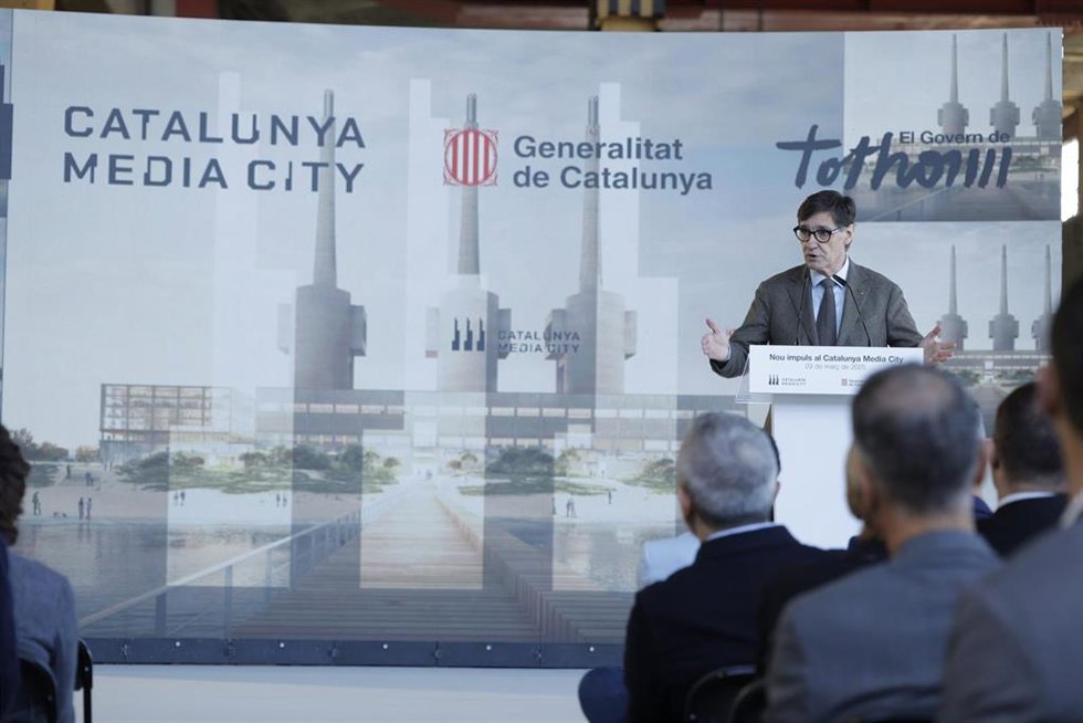 El presidente de la Generalitat de Catalunya, Salvador Illa, interviene durante un acto sobre Catalunya Media City, en Nau de les Turbines de las Tres Xemeneies, a 29 de marzo de 2025, en Sant Adri de Bess, Barcelona, Catalunya