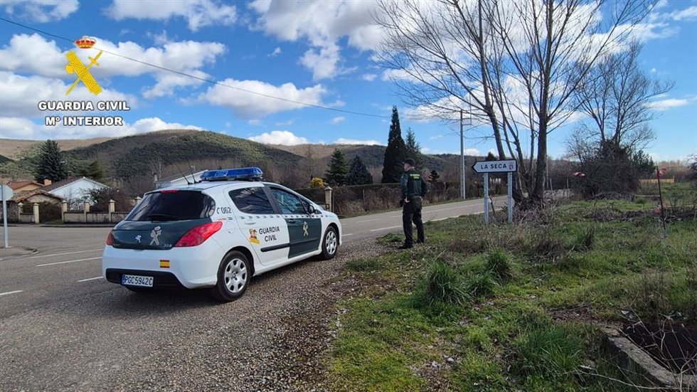 Un coche y agentes de la Guardia Civil en la localidad donde tuvieron lugar los hechos, La Seca (León).